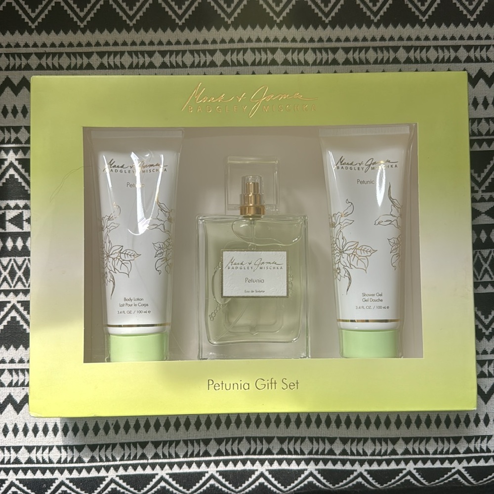Mark & James Petunia By Badgley Mischka Gift Set 3.4 oz./100ml - Picture 4 of 6